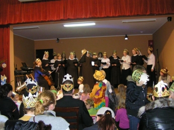 Orszak Królewski w Dziemianach - występ Sióstr Franciszkanek z Orlika